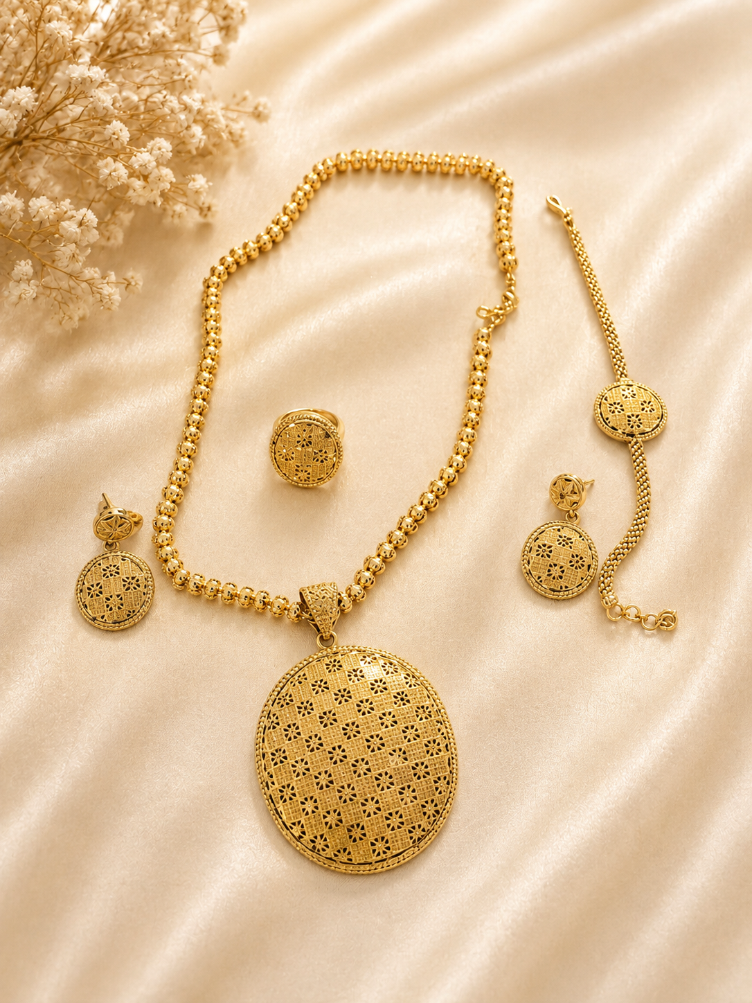 ✨ Traditional Gold-Tone Jewelry Set