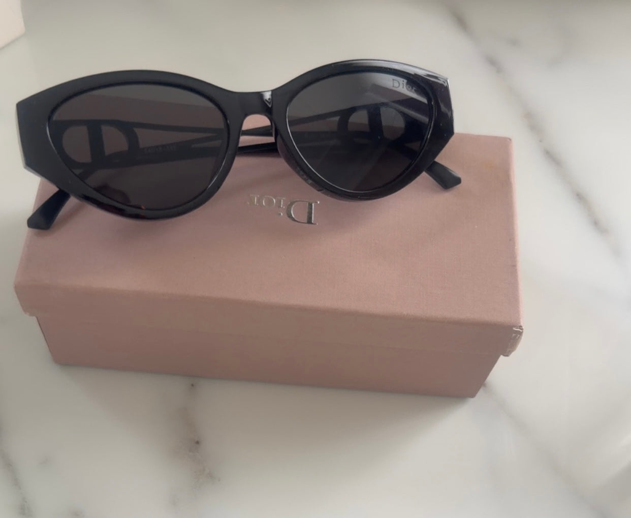 Luxury Black Cat-Eye Sunglasses 🖤