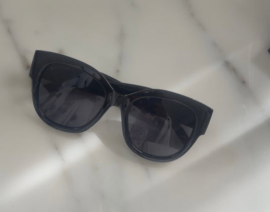 Timeless Elegance – Luxury Black Sunglasses