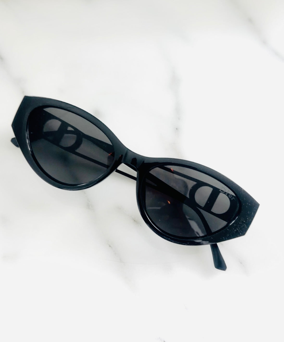 Luxury Black Cat-Eye Sunglasses 🖤